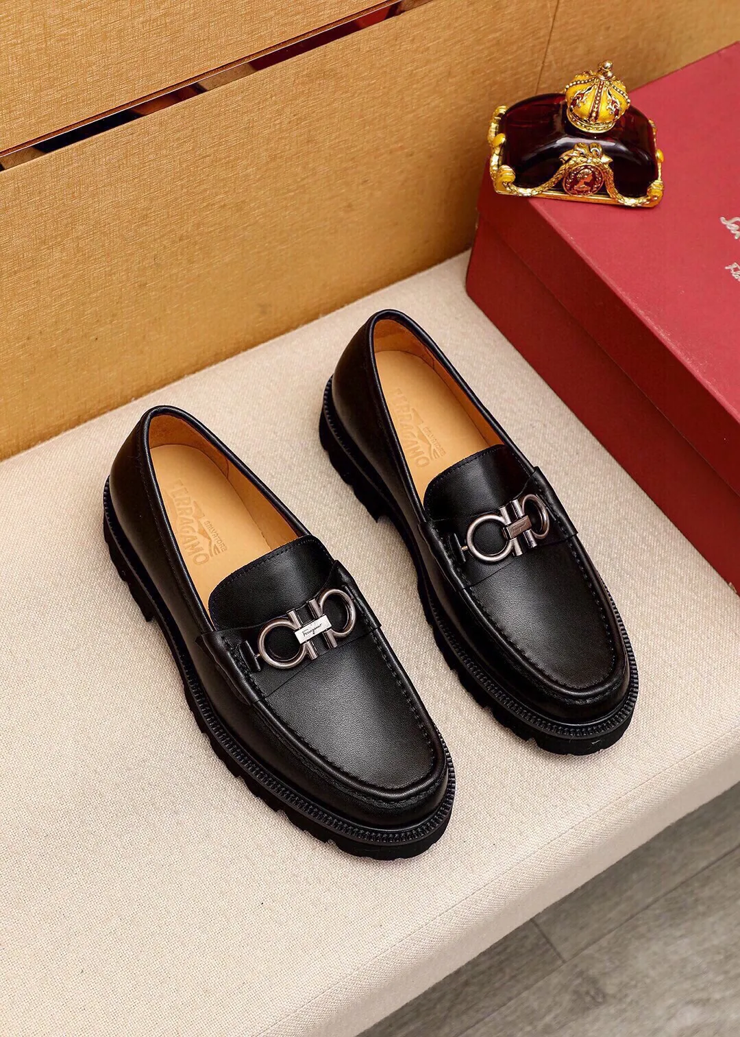 Men's shoes 💰580 💐 Product trademark: Ferragamo "Ferragamo" casual leather shoes Regular size: 38-44 (45.46🉑️customized) Product materials: Selected imported first-layer calfskin upper + luxury hardware buckle, imported water-dyed cowhide leather lining. Strong three-dimensional visual effect, original outsole color: 4⃣️seed leather materials available